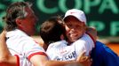 Český tenista Tomáš Berdych v semifinálovém utkání Davis Cupu 2012 s Argentincem Carlosem Berlocqem.