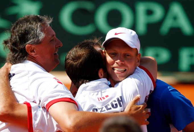 Český tenista Tomáš Berdych v semifinálovém utkání Davis Cupu 2012 s Argentincem Carlosem Berlocqem.