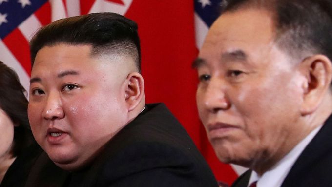 Severokorejský vůdce Kim Čong-un a vyjednavač v jaderných rozhovorech se Spojenými státy Kim Hjok-čchol.