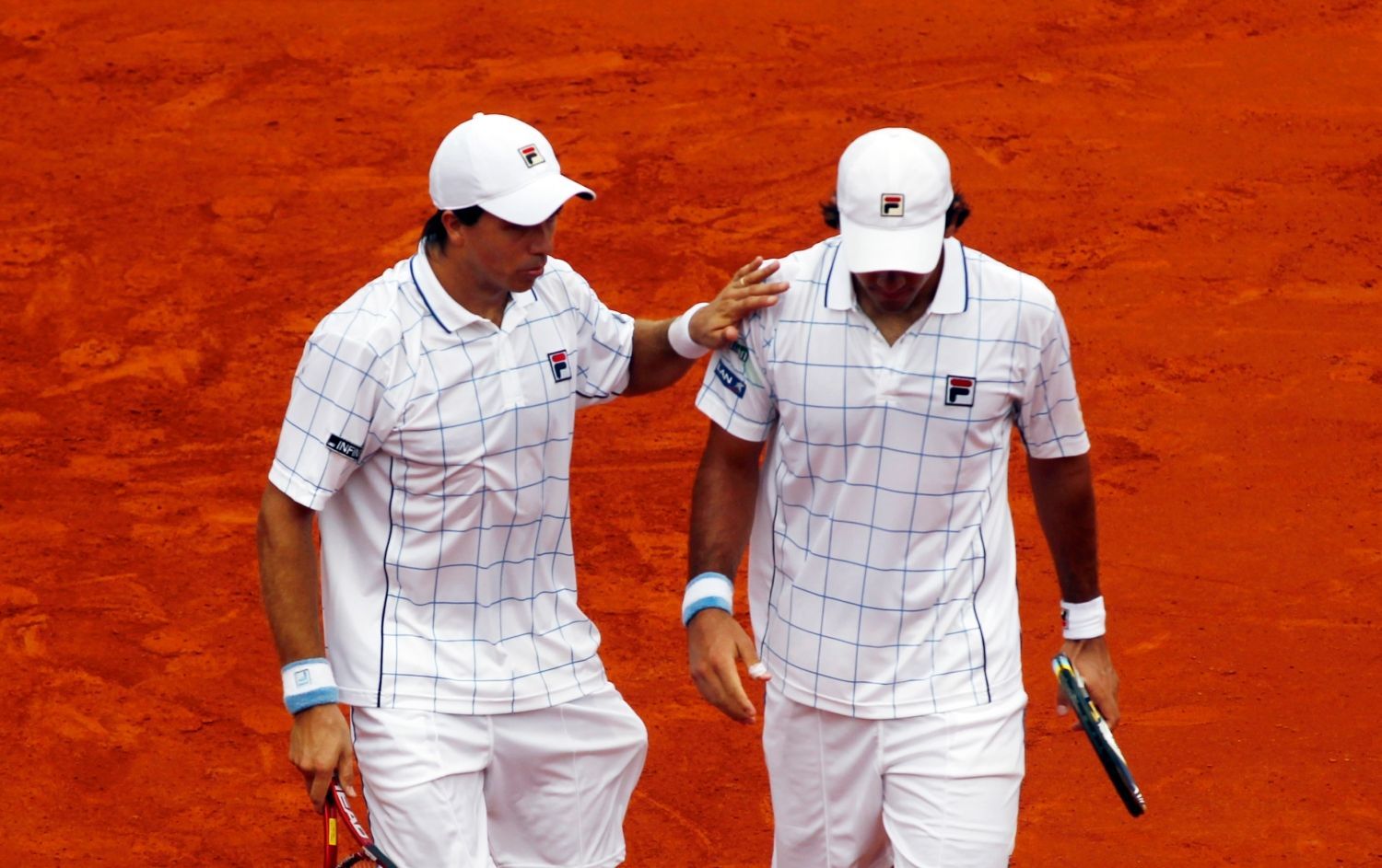 Argentinští tenisté Carlos Berlocq (vlevo) a Eduardo Schwank ve čtyřhře semifinálového utkání Davis Cupu s Čechy.