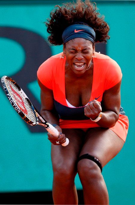 Serena Williamsová se raduje po úspěšném míčku v souboji s Klárou Zakopalovou.