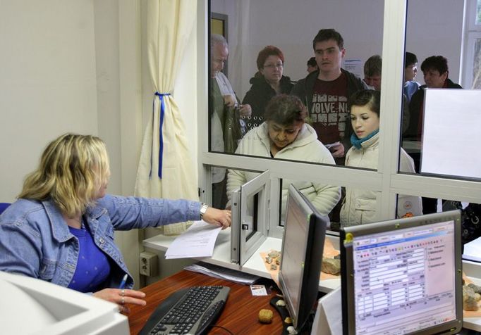 Fronta pacientů u okénka Centrálního výběru regulačních poplatků vyškovské nemocnice. Namísto placení poplatků si od neděle vyzvedávají dvě kopie darovacích smluv.