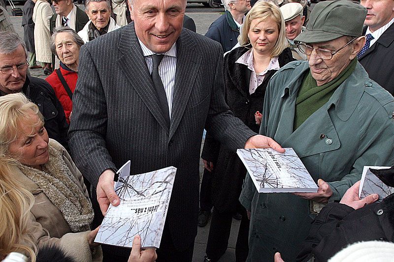 demonstrance k 25.únoru na balkóně