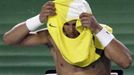 Španělský tenista Rafael Nadal si mění v průběhu zápasu prvního kola Australian Open proti Američanu Kendrickovi propocené tričko.