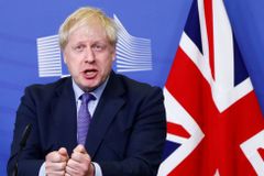 Britové půjdou v prosinci k předčasným volbám. Johnson doufá, že ukončí brexitový pat