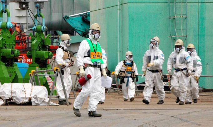 Workers walk near the No.4 reactor of the Tokyo Electric Power Co (TEPCO)'s tsunami-crippled Fukushima Daiichi nuclear power plant in Fukushima prefecture, in this photo released by Kyodo March 1, 2013, ahead of the second-year anniversary of the March 11, 2011 earthquake and tsunami. Mandatory Credit REUTERS/Kyodo (JAPAN - Tags: DISASTER ANNIVERSARY BUSINESS) ATTENTION EDITORS -THIS IMAGE HAS BEEN SUPPLIED BY A THIRD PARTY. IT IS DISTRIBUTED, EXACTLY AS RECEIVED BY REUTERS, AS A SERVICE TO CLIENTS. FOR EDITORIAL USE ONLY. NOT FOR SALE FOR MARKETING OR ADVERTISING CAMPAIGNS. MANDATORY CREDIT. JAPAN OUT. NO COMMERCIAL OR EDITORIAL SALES IN JAPAN. YES Published: Bře. 1, 2013, 2:16 odp.