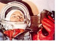 Jurij Gagarin v kabině kosmické lodi Vostok-1 dne 12. dubna 1961.