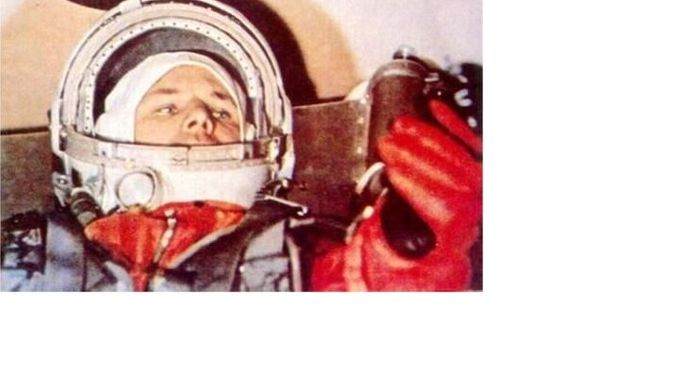 Jurij Gagarin v kabině kosmické lodi Vostok-1 dne 12. dubna 1961.