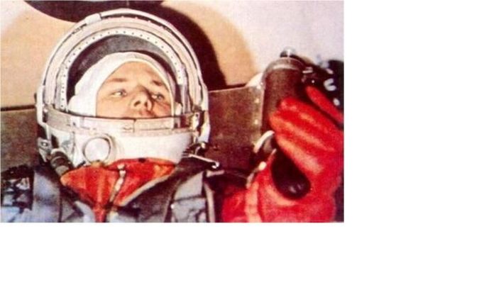 Jurij Gagarin v kabině kosmické lodi Vostok-1 dne 12. dubna 1961.