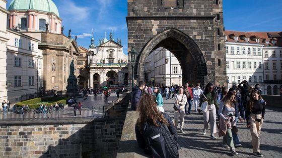 Turistů je dost, ale málo utrácí. Praha chce odlákat opilé Brity, nově cílí na bohaté