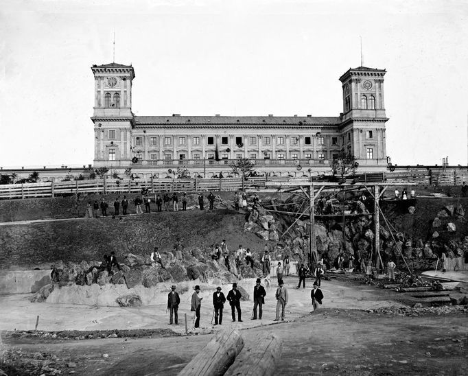 Anonym: Budování parku před nádražím císaře Františka Josefa, kolem 1878, Sbírka Scheufler.