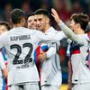 Hráči Barcelony slaví druhý gól v zápase LM Plzeň - Barcelona