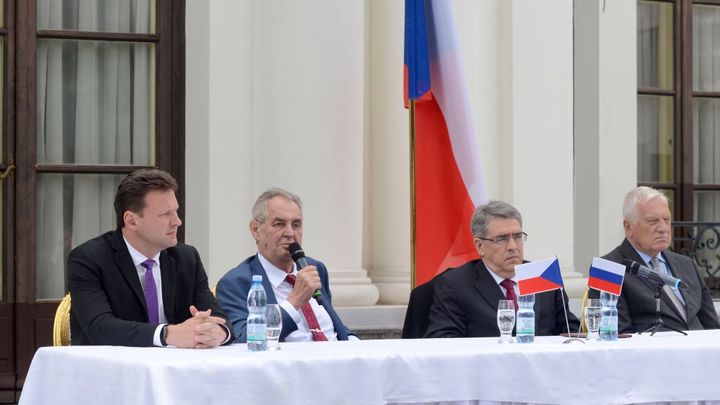Uchovává historickou pravdu, chválili Zemana na ruské ambasádě. Přišla i Vondráčková