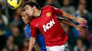 Fotbalista Manchesteru United Rafael v souboji s Ryanem Bertrandem v utkání Premier League 2012/13 proti Chelsea.