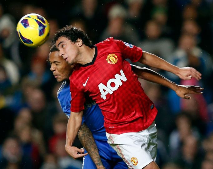 Fotbalista Manchesteru United Rafael v souboji s Ryanem Bertrandem v utkání Premier League 2012/13 proti Chelsea.