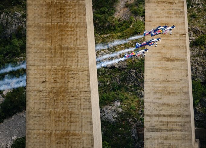 Neuvěřitelný akrobatický kousek českých pilotů v Černé Hoře: skupinový přemet kolem mostu.