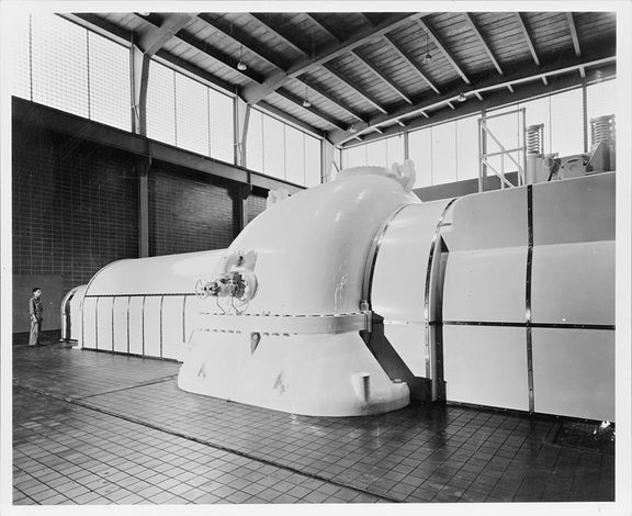 Luxfery byly ve třicátých letech velmi populární při stavbě průmyslových budov. Snímek zachycuje generátorovou halu na americké přehradě Watts Bar.