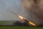 Ukrajinci pálí salvovým raketometem Grad na ruské pozice v Luhanské oblasti.