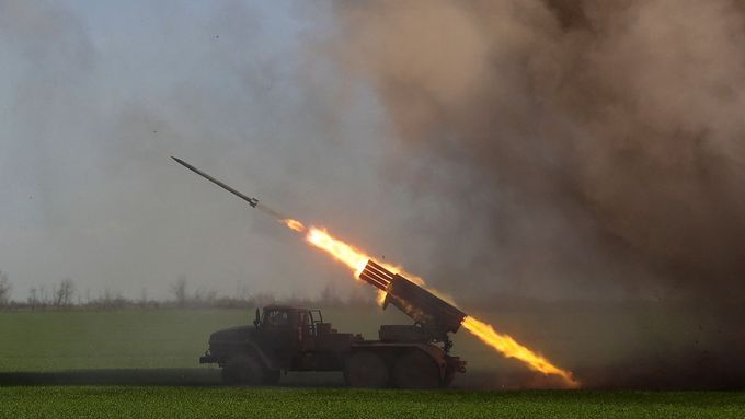 Ukrajinci pálí salvovým raketometem Grad na ruské pozice v Luhanské oblasti.