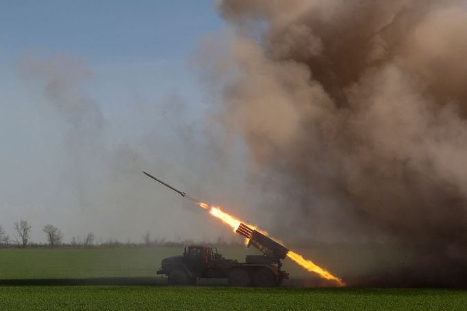 Ukrajinci pálí salvovým raketometem Grad na ruské pozice v Luhanské oblasti.