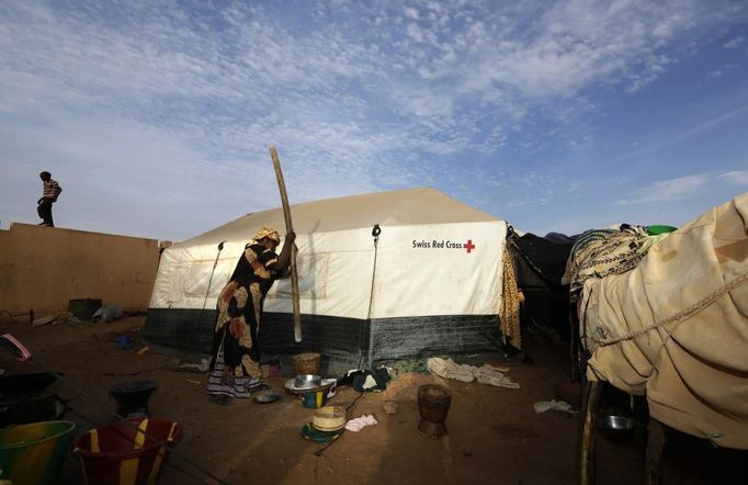 A woman grinds millet in a refugee camp in Sevare January 26, 2013. REUTERS/Eric Gaillard (MALI - Tags: CIVIL UNREST CONFLICT SOCIETY) Published: Led. 26, 2013, 6:42 odp.