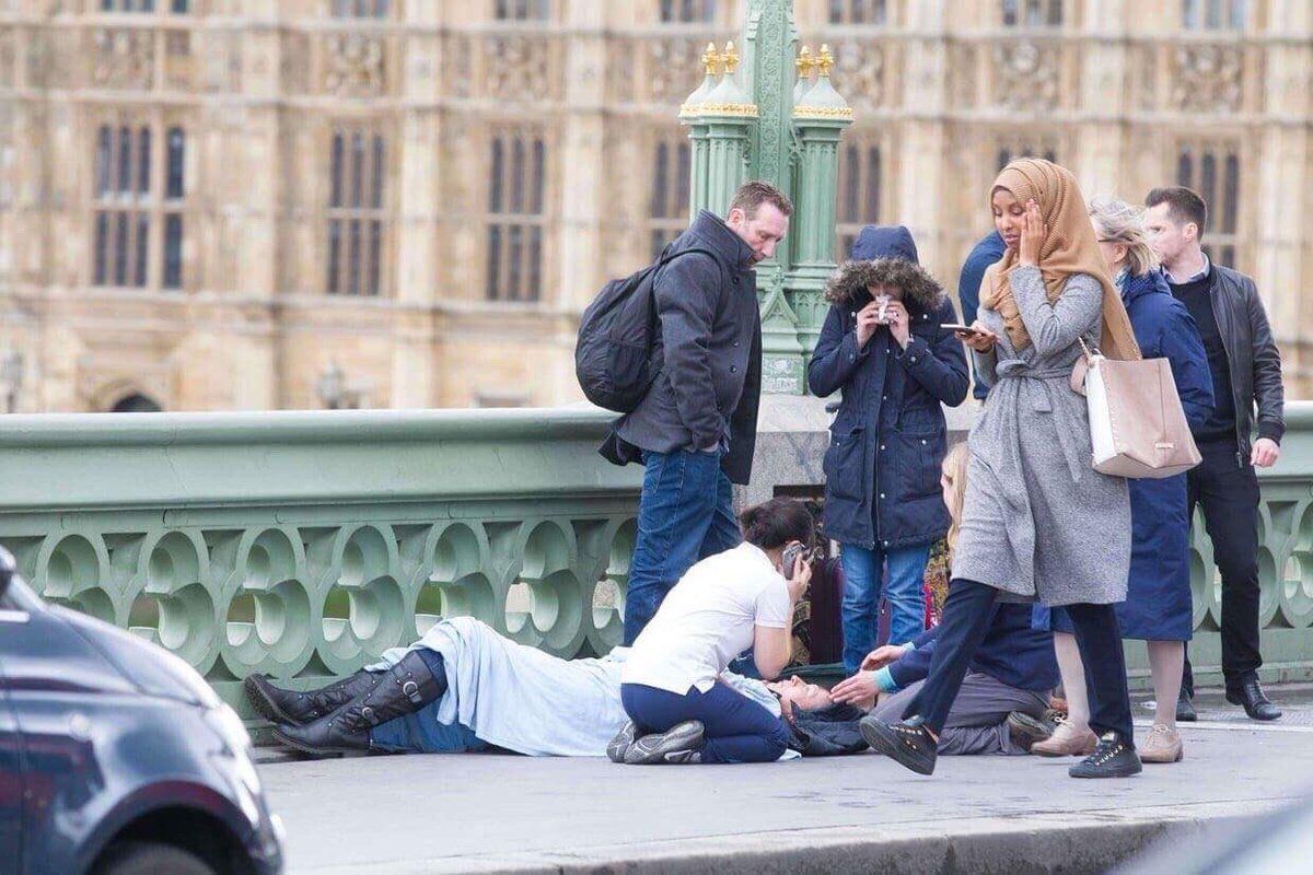 Fake obrázek: Muslimka ignoruje útok v Londýně
