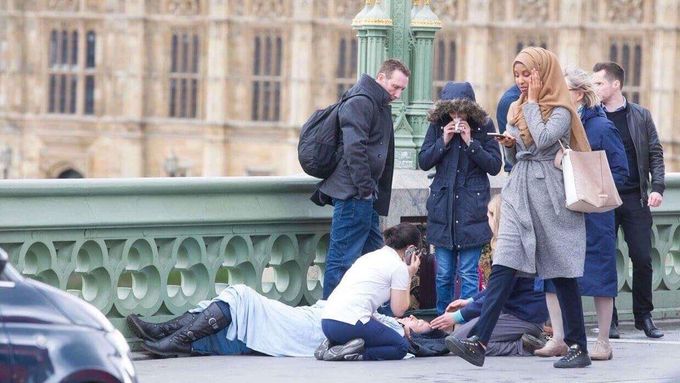 Upravené foto z teroristického útoku na London Bridge.