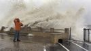 Bouře Sandy k pobřeží ženy vlny s nespoutanou silou. Výjev z Milfordu v Connecticutu.