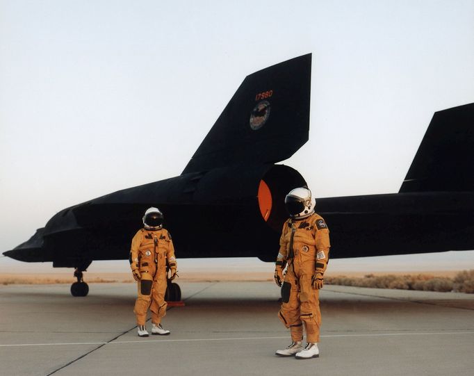 Posádka letounu pózuje před strojem Lockheed SR-71 Blackbird ve speciálních skafandrech. Snímek z roku 1991