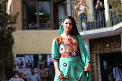 V Kábulu se konala první afghánská módní přehlídka. Představila tradiční oděvy pro ženy i muže
