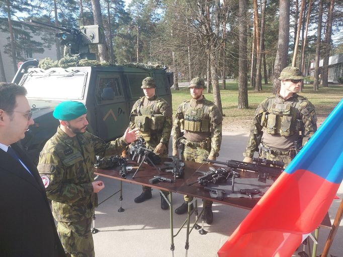 Velitel české jednotky v lotyšském Adaži, kapitán Jan Kuthan (zcela vlevo).