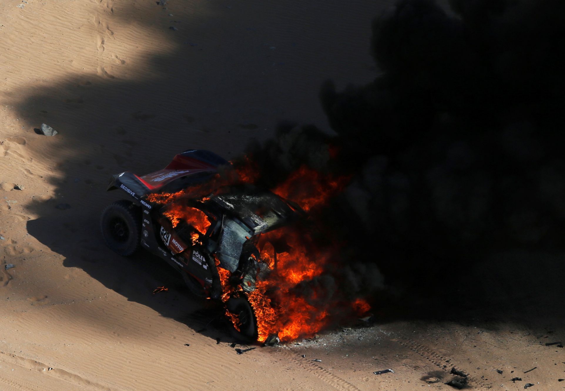 Hořící speciál RD Limited francouzského pilota Romaina Dumase v 1. etapě Rallye Dakar 2020.