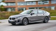 Věděli jste, že se ještě loni vyrábělo BMW řady 6 GT? Liftback vyšší střední třídy s kufrem větším než u řady 5 Touring měl premiéru v roce 2017 a vycházel z předešlé řady 5 GT. Širokou popularitu si ale mezi zákazníky nezískal, jeho produkce tak skončila spíše v tichosti, bez velkých fanfár. Že nástupce nedostane, je nasnadě.