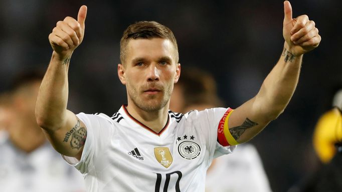 Lukas Podolski při posledním zápase za reprezentaci proti Anglii