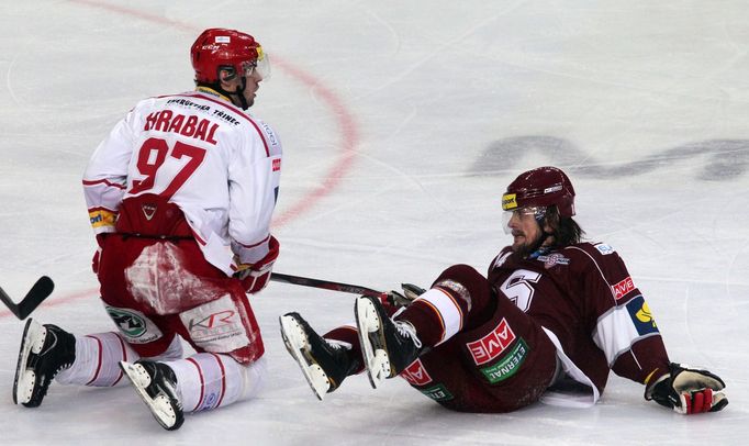 Hokej, extraliga, Sparta - Třinec: Patrik Husák (14) - Josef Hrabal (97)