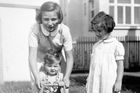 Madeleine Albrightová se narodila 15. května 1937 v Praze jako Marie Jana Körbelová, první ze tří dětí v české židovské rodině diplomata Josefa Korbela. Zde je na snímku (nejmenší z dětí) s dětským kočárkem a sestřenicemi Dagmar Deimlovou a Milenou Deimlovou.