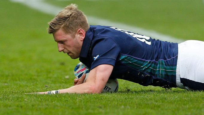 Skotský hráč Finn Russell pokládá svoji druhou pětku v zápase s Japonskem.