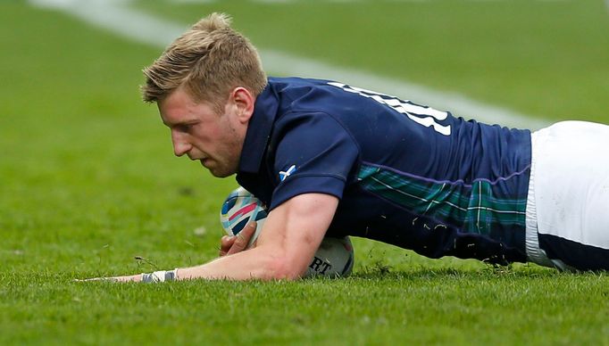 Skotský hráč Finn Russell pokládá svoji druhou pětku v zápase s Japonskem.