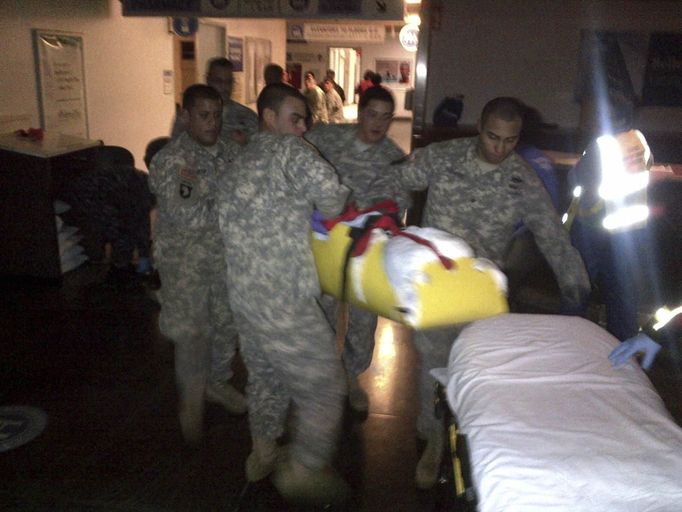 New York Army National Guard soldiers rush to evacuate a patient from Bellevue Hospital in New York in this October 31, 2012 handout photo. Despite losing power when Hurricane Sandy hit on Monday, the hospital stayed open using an emergency generator on the roof which was refueled by National Guard soldiers carrying five-gallon fuel jugs up 13 floors to keep the 1000-gallon tank filled. Soldiers were called out to respond to the evacuation order to move 500 patients after millions of gallons of water were discovered in the basement. REUTERS/NY National Guard/Handout (UNITED STATES - Tags: ENVIRONMENT MILITARY) THIS IMAGE HAS BEEN SUPPLIED BY A THIRD PARTY. IT IS DISTRIBUTED, EXACTLY AS RECEIVED BY REUTERS, AS A SERVICE TO CLIENTS. FOR EDITORIAL USE ONLY. NOT FOR SALE FOR MARKETING OR ADVERTISING CAMPAIGNS Published: Lis. 1, 2012, 2:08 dop.