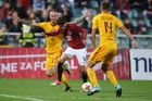 Sparta opět nedokázala venku zvítězit. Dokonce nedala ani branku. Nepomohl jí ani znovuzrozený a velmi aktivní Václav Kadlec, který na snímku proniká přes zkušeného stopera Jiránka.