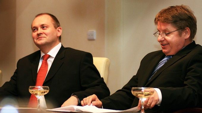 Michal Hašek a Milan Venclík podepisují smlouvu, ve které ODS slibuje pomáhat s rušením poplatků.