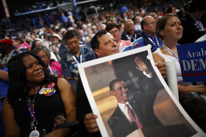 Delegates listen during the first day of the Democratic National Convention in Charlotte, North Carolina September 4, 2012. REUTERS/Eric Thayer (UNITED STATES - Tags: POLITICS ELECTIONS) Published: Zář. 4, 2012, 10:01 odp.