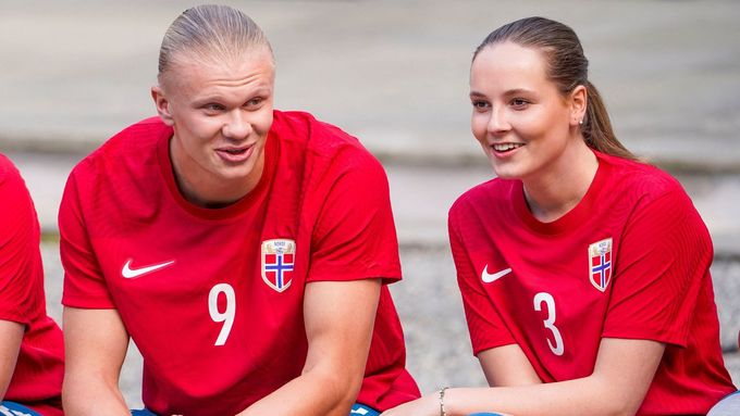 Erling Haaland se při pondělním charitativním utkání potkal s norskou princeznou Ingrid Alexandrou. Při debutu v anglické lize ho nejspíš čeká setkání s českými hráči West Hamu
