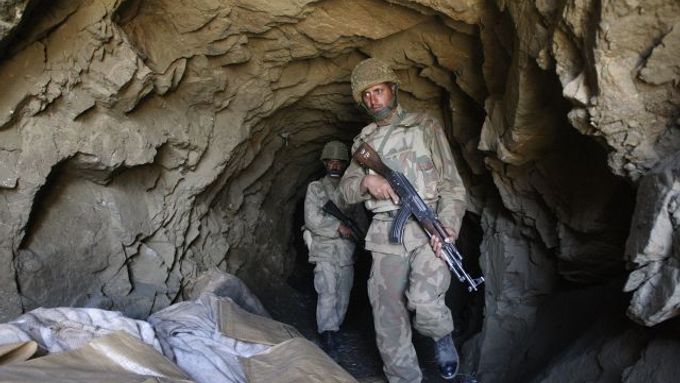 Pákistánští vojáci uvnitř jeskyně, v níž se skrývali bojonvíci Talibanu.