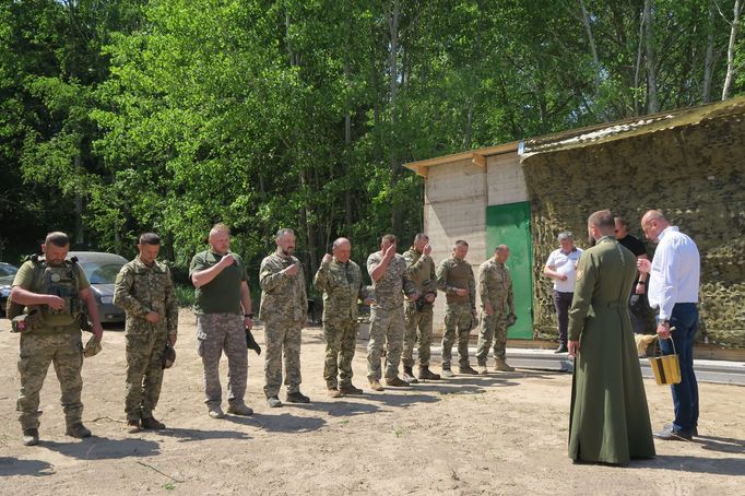 Kaplan Mychajlo Predko žehná teritoriální obraně u vesnice Chotiv.