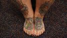 Keisha Holcomb, 31, from Fort Collins, Colorado, shows the Mom and Dad tattoos she had applied to her feet as she participates in the National Tattoo Association Convention in Cincinnati, Ohio April 13, 2012. Holcomb, the product of a military family upbringing, was 16 when she got her first tattoo and is now a budding tattoo artist herself. She wants to have a full-body tattoo eventually, with the exception of her hands, throat and head. "Try to keep it classy", she says. Picture taken April 13, 2012. REUTERS/Larry Downing (UNITED STATES - Tags: SOCIETY) ATTENTION EDITORS PICTURE 18 OF 31 FOR PACKAGE 'ADDICTED TO THE NEEDLE' TO FIND ALL PICTURES SEARCH 'ADDICTED NEEDLE' Published: Čer. 29, 2012, 12:59 odp.