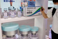 Čína ještě nedávno varovala před mRNA vakcínami ze Západu. Teď testuje vlastní