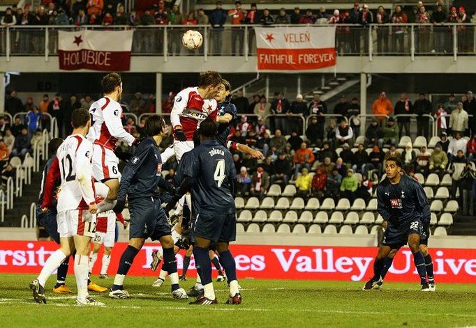 Hlavičkový souboj SK Slavia Praha vs. Tottenham Hotspur FC.