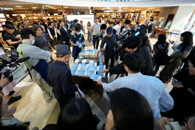 Jihokorejská knihkupectví poslední týden nestíhají uspokojit poptávku po knihách čerstvé nobelistky Han Kang.