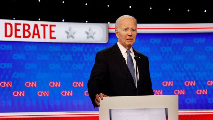 Jedenaosmdesátiletý Biden se během debaty zadrhával, hovořil tišším chraplavým hlasem a podle hodnocení amerického tisku působil nejistě.